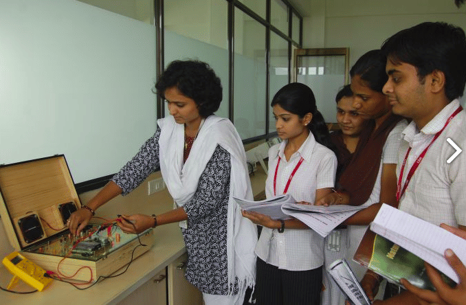 MET’s Institute of Technology, Polytechnic Nashik Lab Photo photo 6